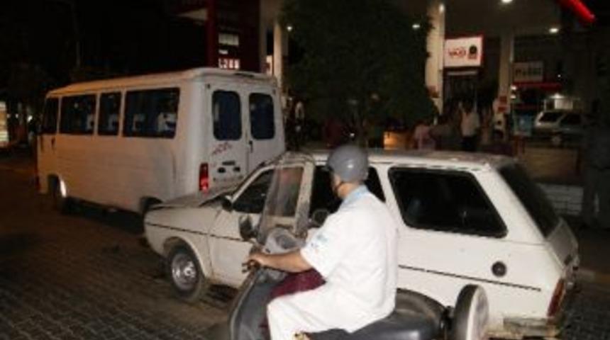 Otomobil Yolcu Minib&uuml;s&uuml;ne Arkadan &Ccedil;arptı 3 Yaralı