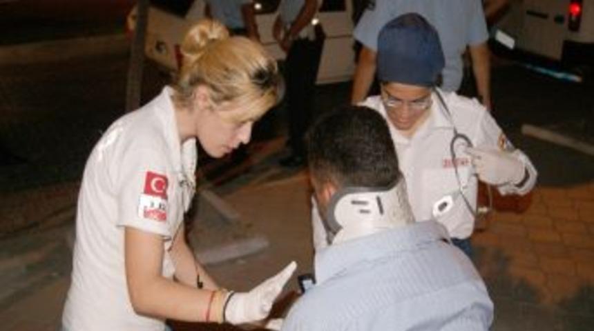 Durakta Yolcu Alan Minib&uuml;se Otomobil &Ccedil;arptı: 3 Yaralı