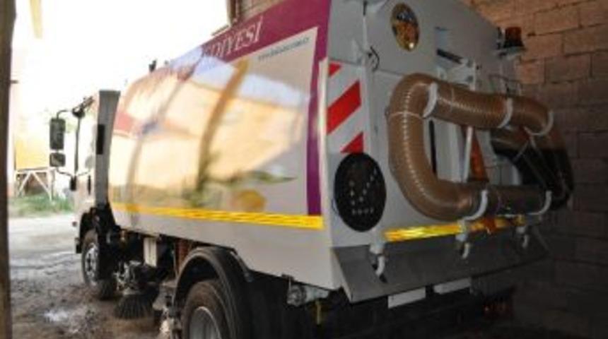 Hizan Belediyesi'ne Yol S&uuml;p&uuml;rme Aracı Alındı