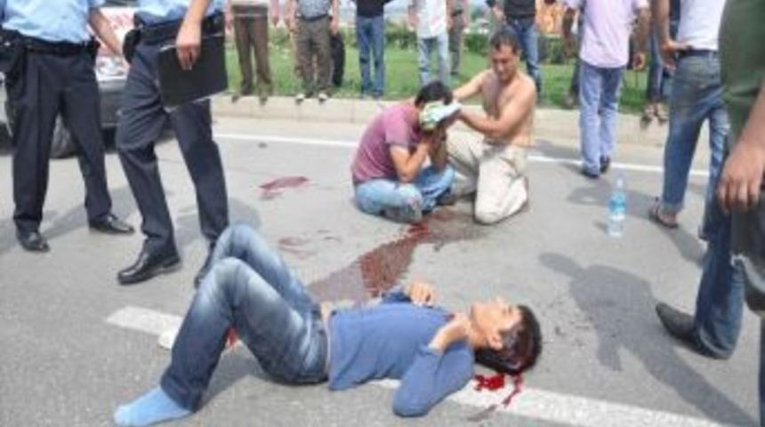 Motosikletle Bisiklet &Ccedil;arpıştı: 3 Yaralı