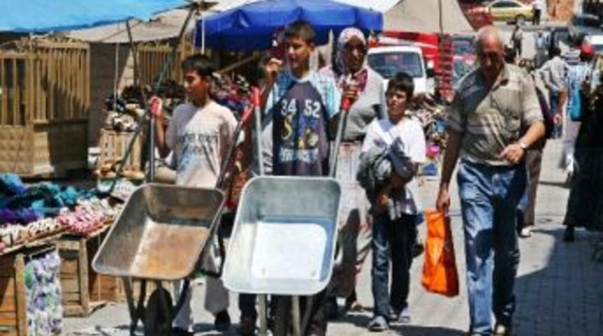Pazarda El Arabası İle Okul Har&ccedil;lıklarını Biriktiriyorlar
