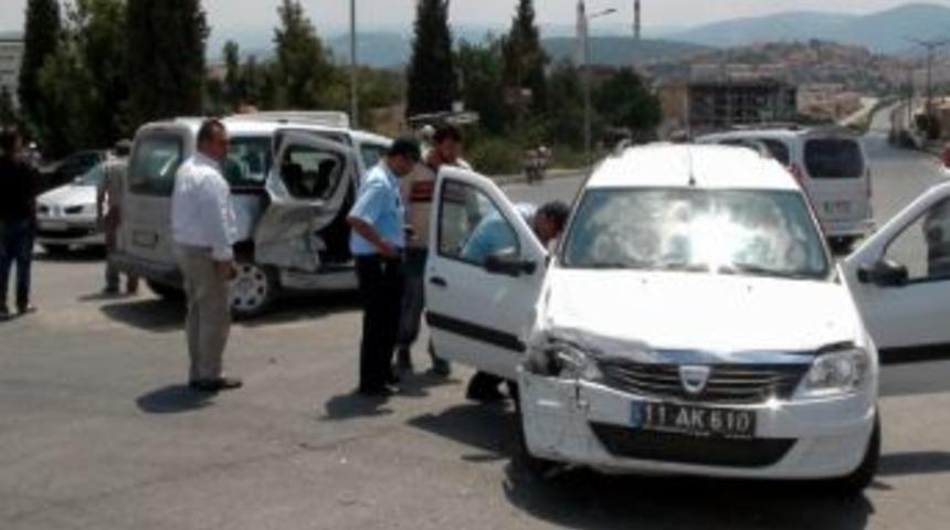 Otomobiller &Ccedil;arpıştı: 2 Yaralı
