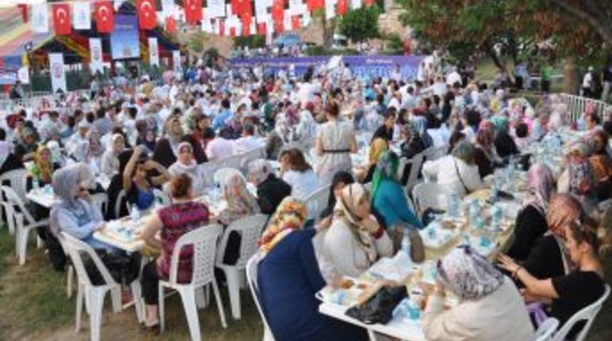 Bağcılar Belediyesi Selimiye&rsquo;nin G&ouml;lgesinde Iftar Sofrası Kurdu