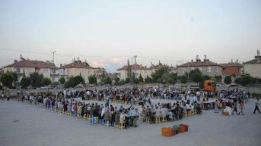 Belediye&rsquo;nin İftar Sofrası Beyazkent Mahallesi'nde Kuruldu