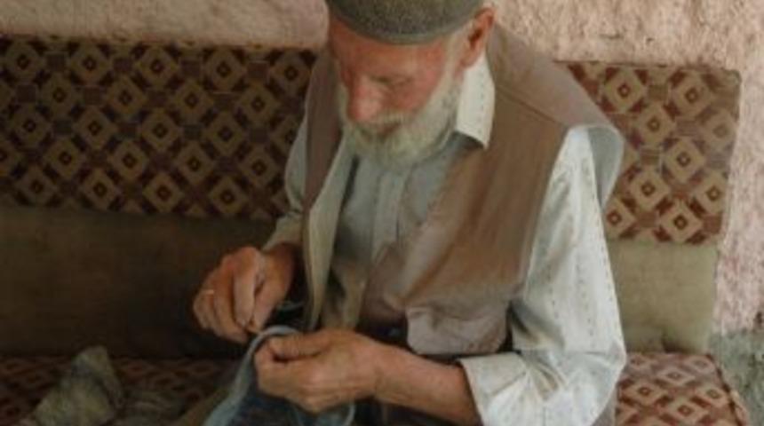 (&ouml;zel Haber) 50 Yıldır Uyumayan Dede'ye Tıp Da &Ccedil;are Bulamadı