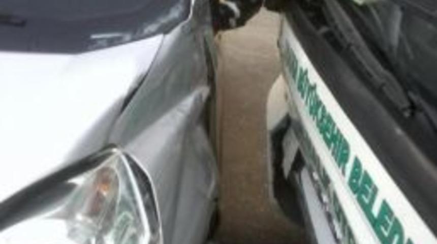 Belediye Otob&uuml;s&uuml;n&uuml;n &Ccedil;arptığı Otomobil 10 Metre S&uuml;r&uuml;klendi