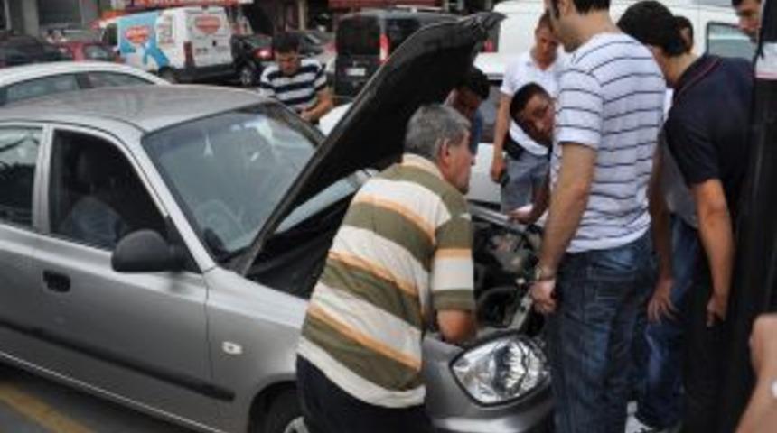 Vatandaşlar, Motora Sıkışan Kediyi 45 Dakikalık Operasyonla Kurtardı