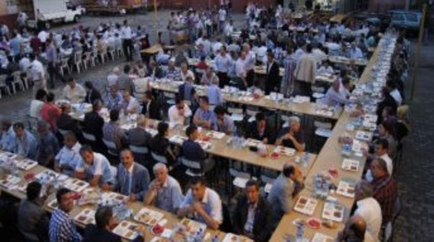 Kumluca Belediyesi Bin Kişiye İftar Verdi