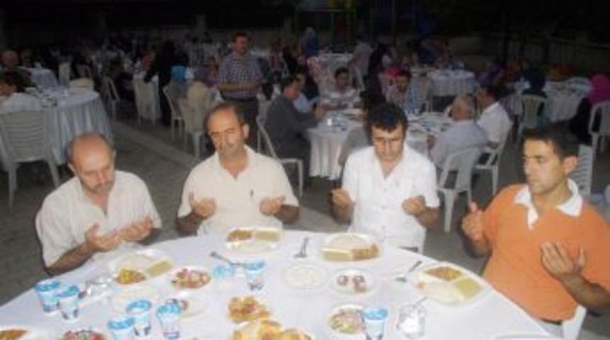 Serhat Eğitim Kurumu, Karap&uuml;r&ccedil;ek&rsquo;te Iftar Verdi