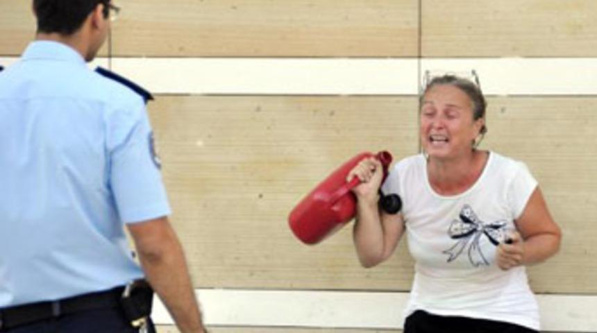 Oğlunu sokmak i&ccedil;in kendini yakmaya kalktı