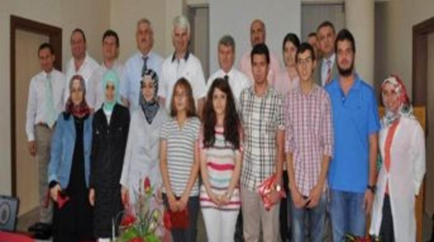 Başarılı &Ouml;ğrenciler Altın İle &Ouml;d&uuml;llendirildi