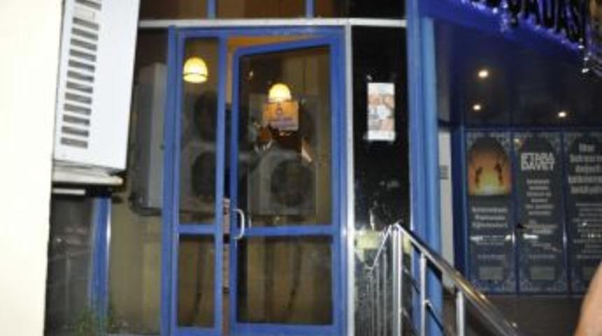 Kuşadası Belediye Binasına Taşlı-sopalı Saldırı