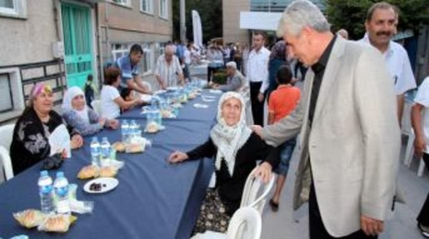 Odunpazarı Belediyesi Yenidoğan Mahallesi'nde Sokak İftarı D&uuml;zenledi