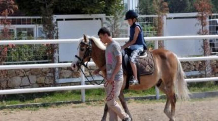 Eskişehir'de &Ccedil;ocuklar Ata Binmeyi &Ouml;ğreniyor