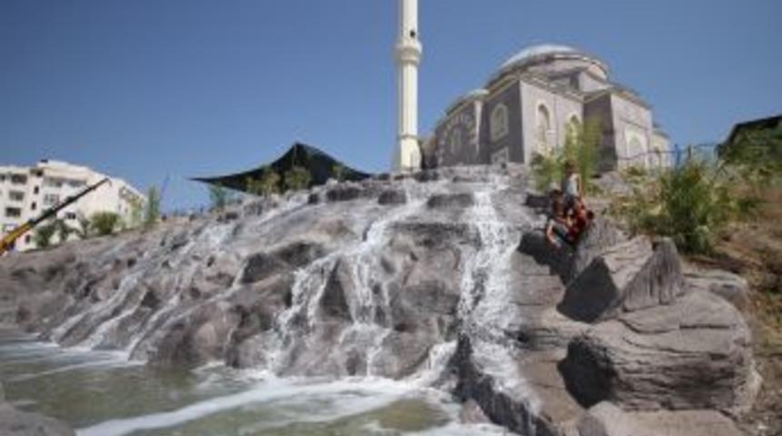 Karşıyaka&rsquo;ya Yapay Şelale