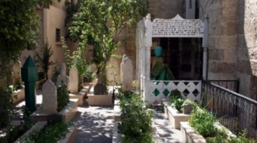 Şeyh Fethullah T&uuml;rbesi Ziyaret&ccedil;i Akınına Uğruyor