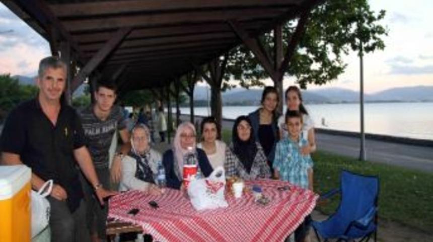 Vatandaşların Sahilde İftar Keyfi