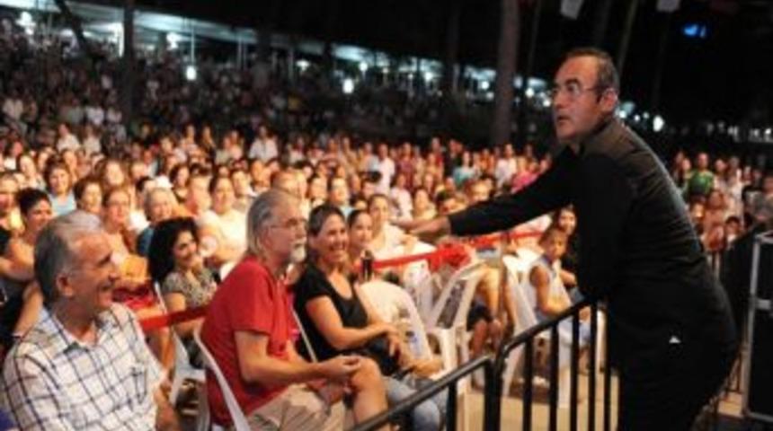 Sunay Akın 'mahya Işıkları' Adlı Oyununu Sergiledi