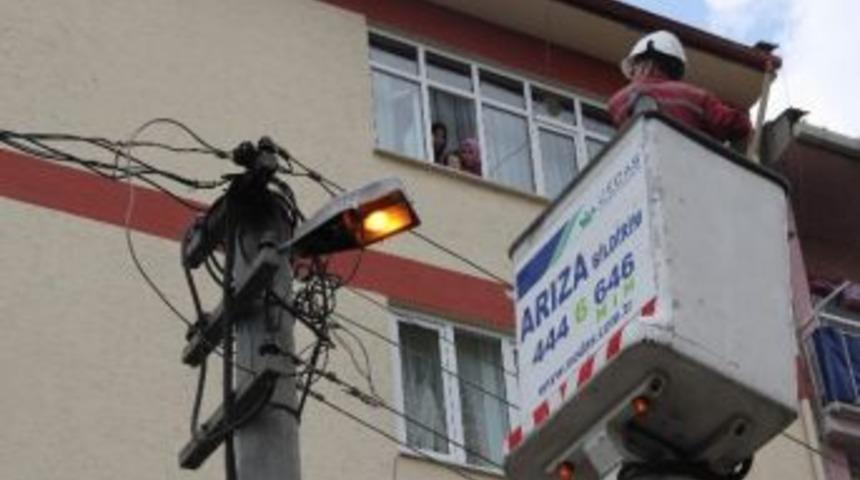 Alev Alan Elektrik Kabloları Vatandaşları Korkuttu