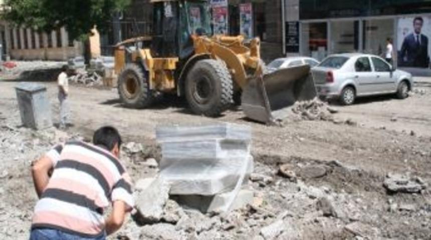 Kars Belediyesi&rsquo;nin Yol Ve Kaldırım &Ccedil;alışmaları Devam Ediyor