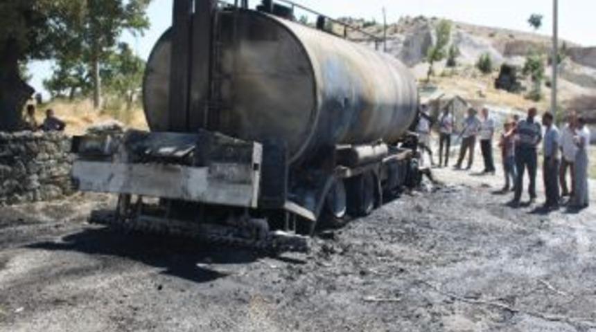 Selendi'de Zift Y&uuml;kl&uuml; Tanker Yandı