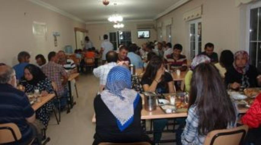 Ramazan Ayı Boyunca 300 Kişiye İftar Veriyorlar