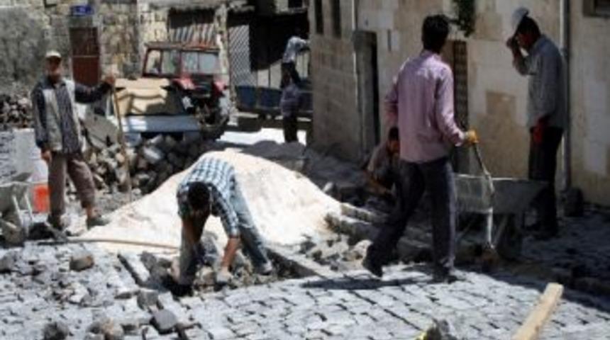 G&uuml;ll&uuml;oğlu Sokakta Kara Taş &Ccedil;alışması