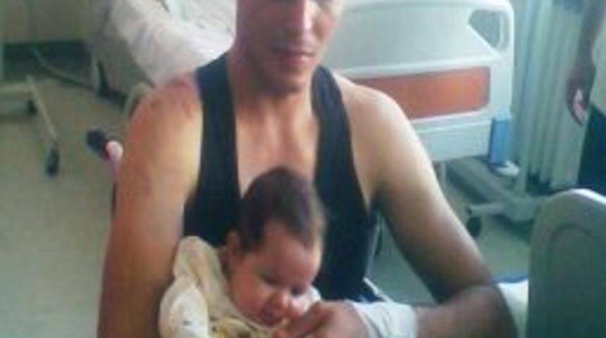 Yaralı Asker İlk Defa Bebeğini Kucakladı