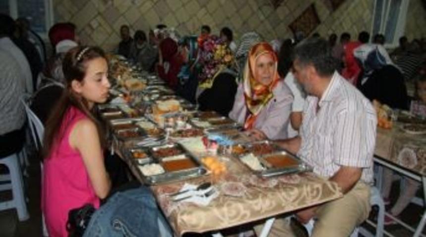 Belediye Başkanı &Uuml;nver, Ak Parti&rsquo;nın İftarına Katıldı