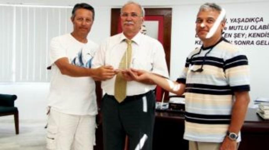 S&ouml;rf&ccedil;&uuml;lerden Akova&rsquo;ya Teşekk&uuml;r Plaketi