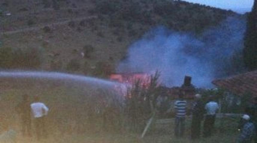 Alaca'da Ahır Yangını: 15 Hayvan Telef Oldu