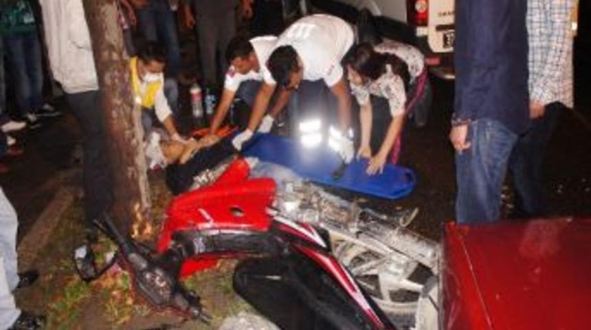 İki Aracın Arasında Kalan Motosiklet S&uuml;r&uuml;c&uuml;s&uuml; Yaralandı