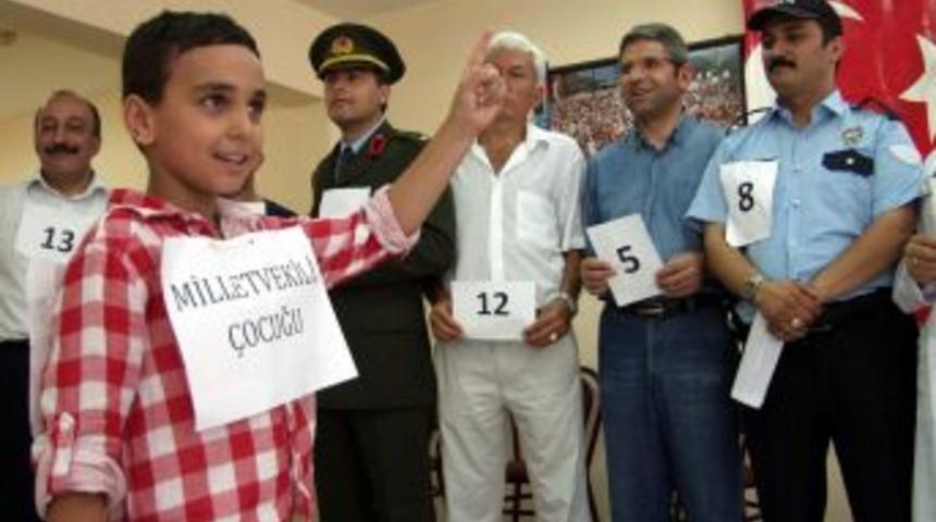 Polis Teftişine Tiyatrolu Tepki