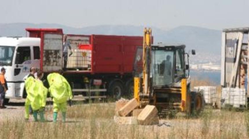 Kimyasal Madde Y&uuml;kl&uuml; Tır'dan Y&uuml;kselen Dumanlar Korkuttu