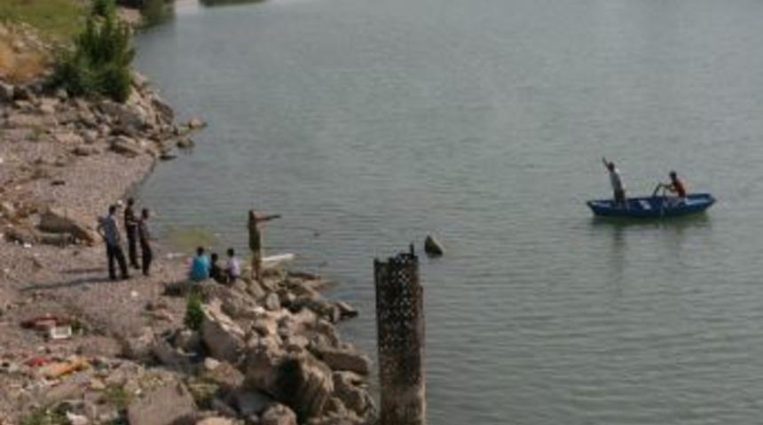 Seyhan Nehrinde Balık Tutan 2 Gen&ccedil; Boğuldu