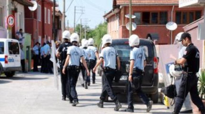 Kavgada Tabancayla Ateş A&ccedil;ıldı: 1'i Komiser, 2 Kişi Yaralandı