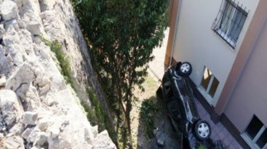 Acemi S&uuml;r&uuml;c&uuml;, 10 Metre Y&uuml;kseklikten Apartman Boşluğuna D&uuml;şt&uuml;