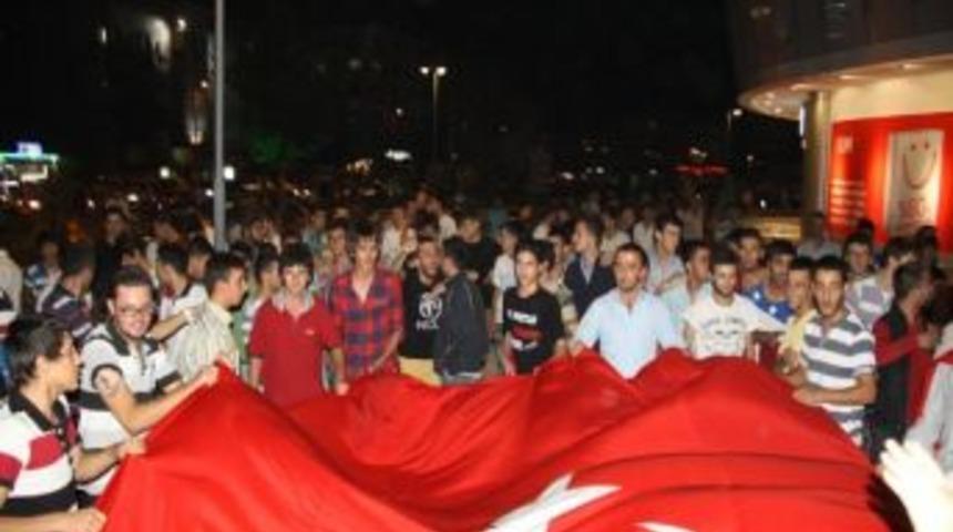 İneg&ouml;l'deki Şehitlere Saygı, Ter&ouml;r&uuml; Lanet Y&uuml;r&uuml;y&uuml;ş&uuml;ne Emniyet İzin Vermedi