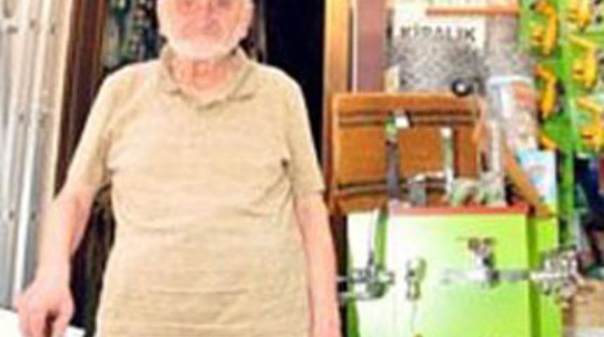 Bir tek dükkanla sekiz okul yaptırdı