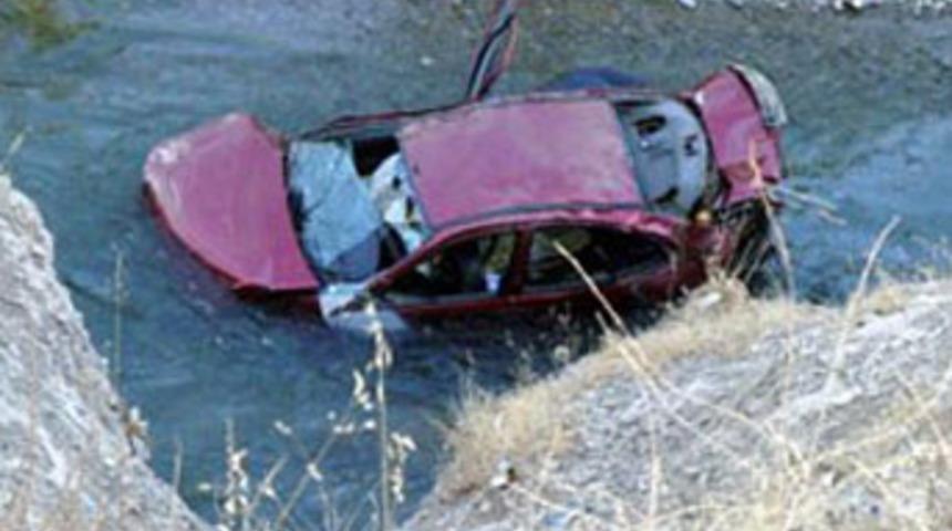 Otomobil dereye u&ccedil;tu: 2 &ouml;l&uuml;, 7 yaralı