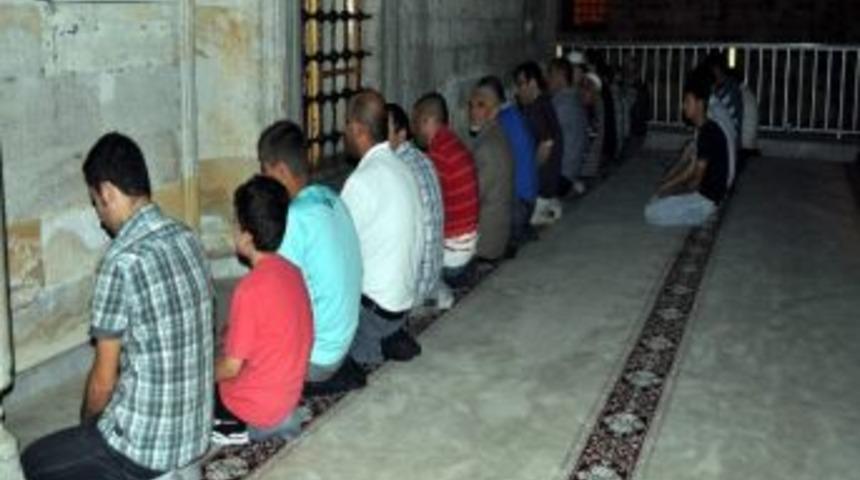 Vatandaşlar Karanlıkta Namaz Kıldı
