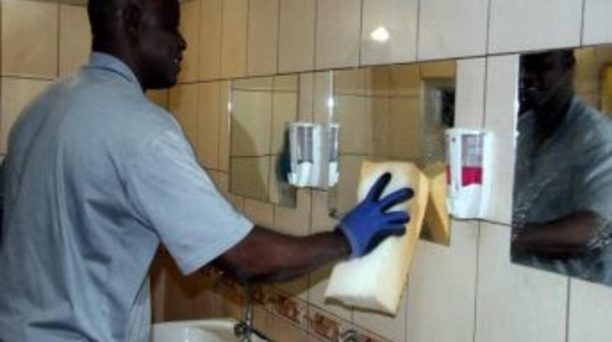 Gineli profes&ouml;r, tuvalet temizliyor