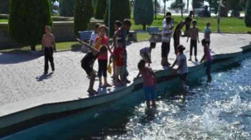 Tehlikeli S&uuml;s Havuzuna Giriyorlar