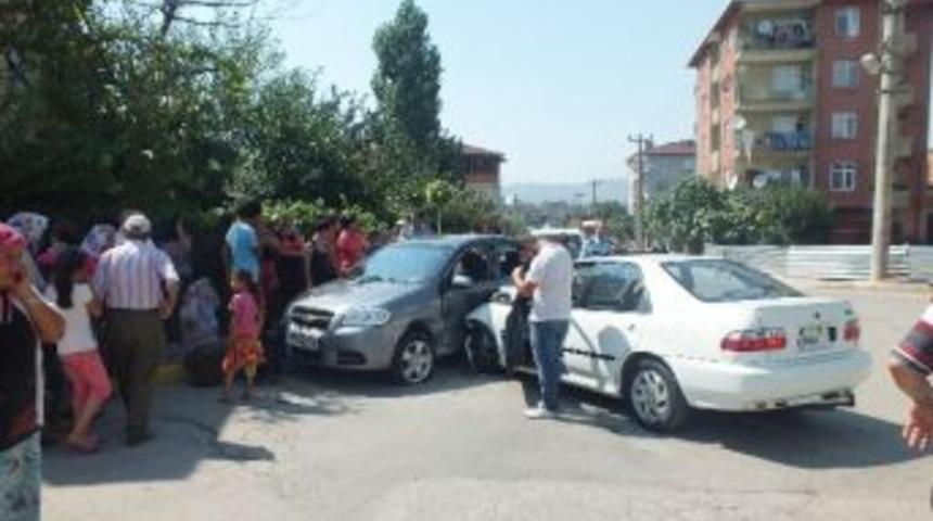 Kocaeli'nde Trafik Kazası: 3 Yaralı