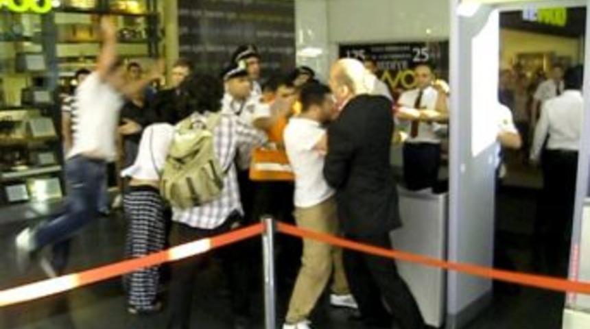 Alışveriş merkezinde yumruklu kavga