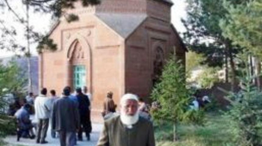 Abdurrahman Gazi T&uuml;rbesi Ramazanda Ziyaret&ccedil;i Akınına Uğruyor