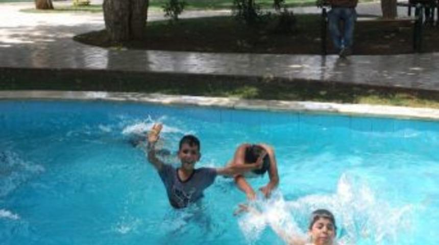 &Ccedil;ocukların S&uuml;s Havuzu Keyfi