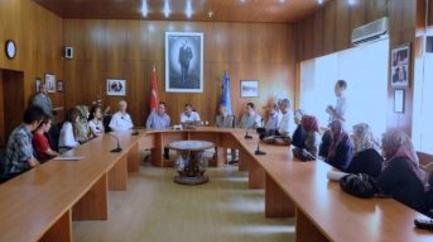 Gediz'den 4 Başarılı &Ouml;ğrenciye Vali &Ccedil;ift&ccedil;i'den 1 Yıllık Burs