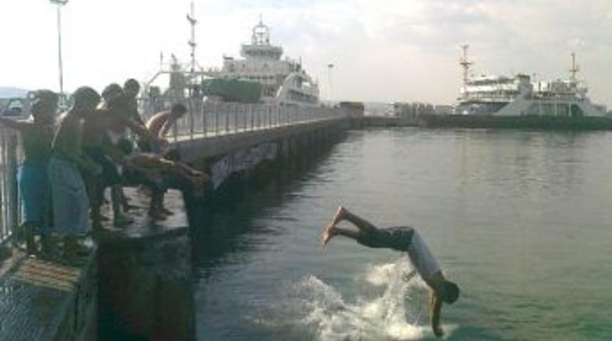 Sıcaklardan Bunalan Soluğu Denizde Aldı