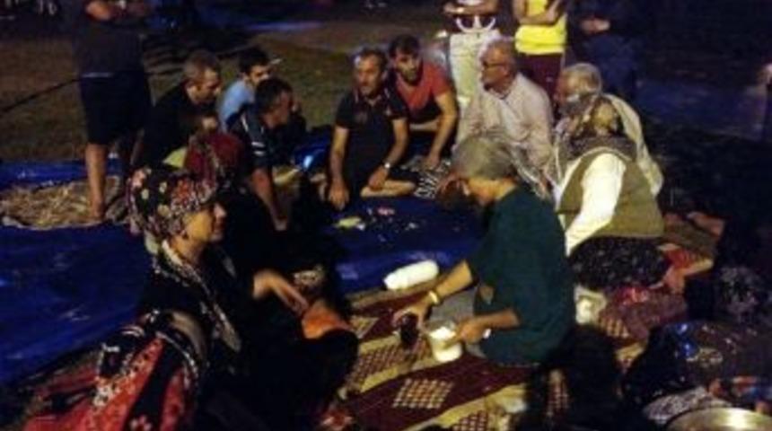 Sahuru Hemşehrileri İle Parkta Bekledi